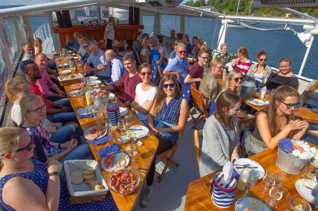  Sol, reker og hvitvin gjorde sitt til god stemning om bord da OVL inviterte ortopediingeniørstudenter og enkelte andre forbindelser til en kontaktskapende båttur på Oslofjorden. Foto: Hans H. Reinertsen.