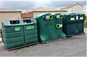 En ny tomflaskecontainer – med et lavt innkasthull i tillegg til to hull som er høyere plassert – er kommet på plass mellom de to gamle containerne. Foto: F. Dahl.