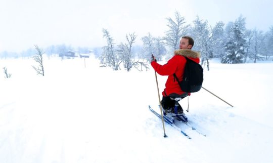 Nyamputerte Ola Vikholt koser seg på Venabu.